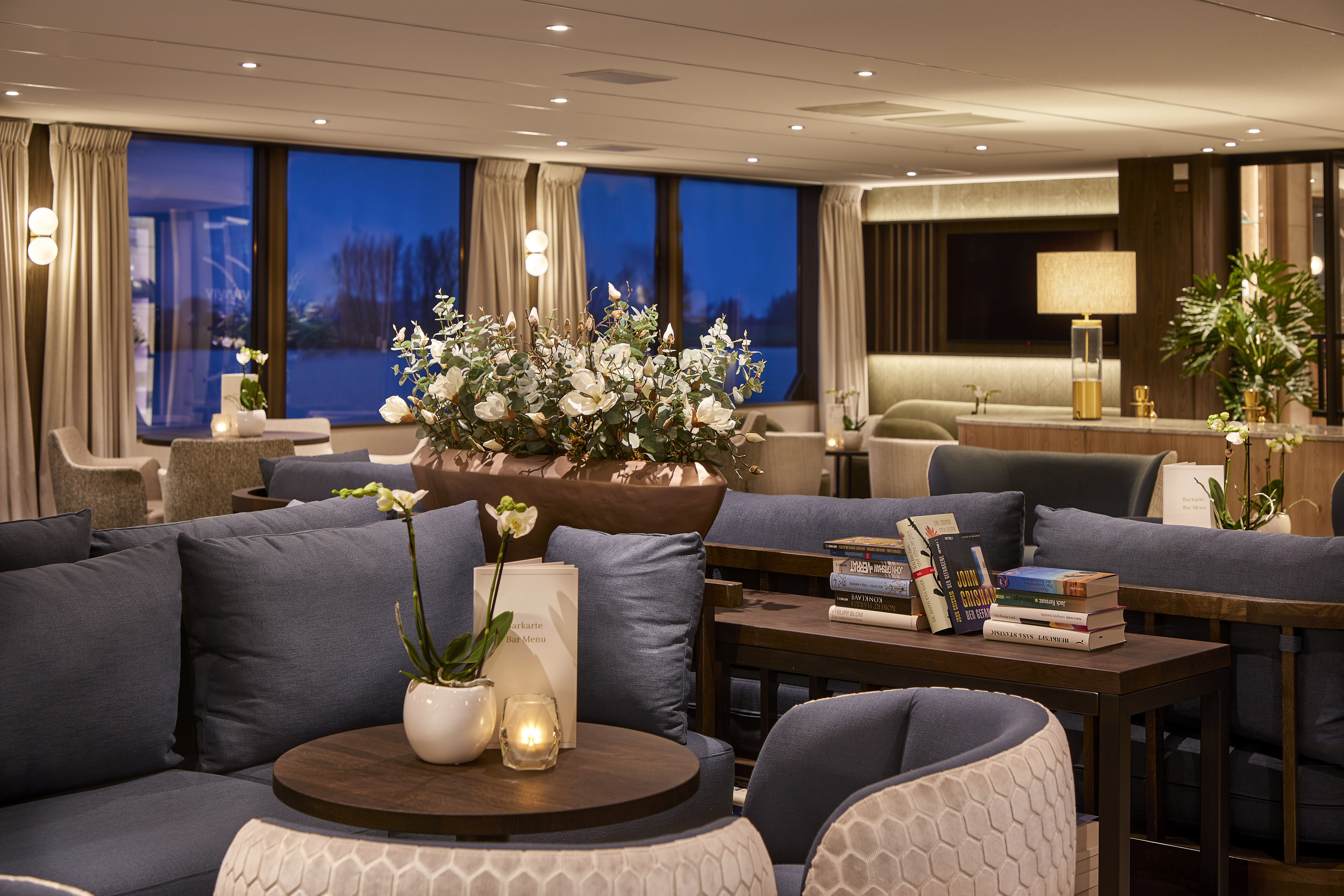 Ruby Deck Bar Lounge har vinduer fra gulv til loft, bekvemme siddepladser, dansegulv og et piano