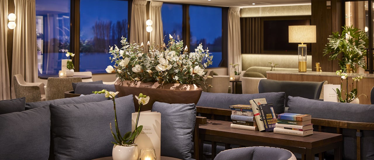 Ruby Deck Bar Lounge har vinduer fra gulv til loft, bekvemme siddepladser, dansegulv og et piano