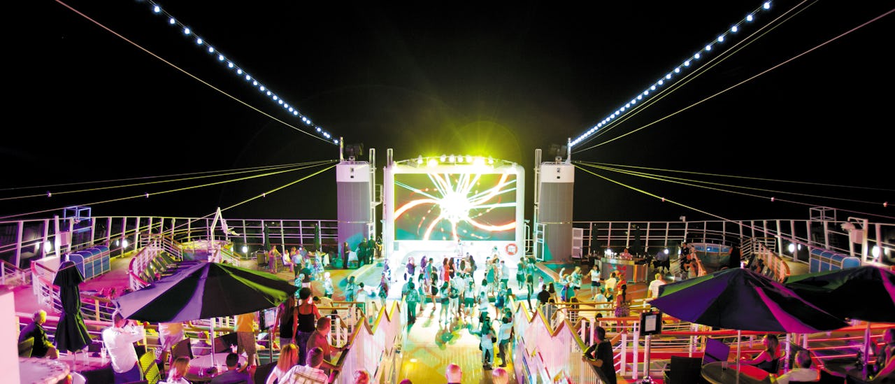 Natklubben Spice H2O med dansegulv under stjernerne