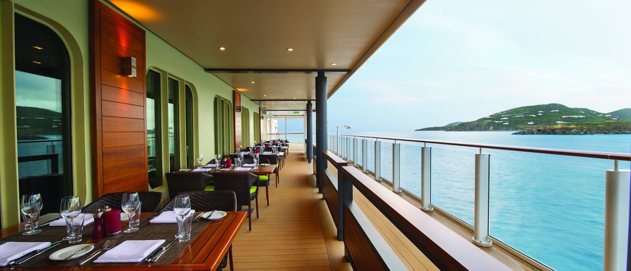 Besøg en af ??Waterfronts mange barer og udendørs restauranter