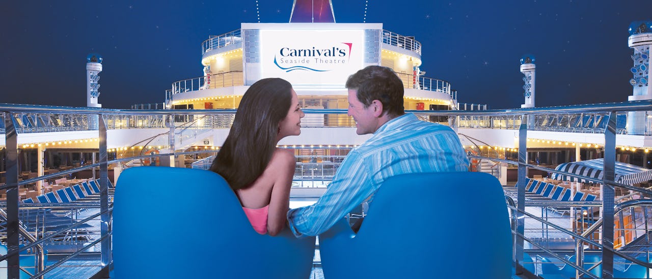 Om aftenen omdannes pooldækket til en biograf