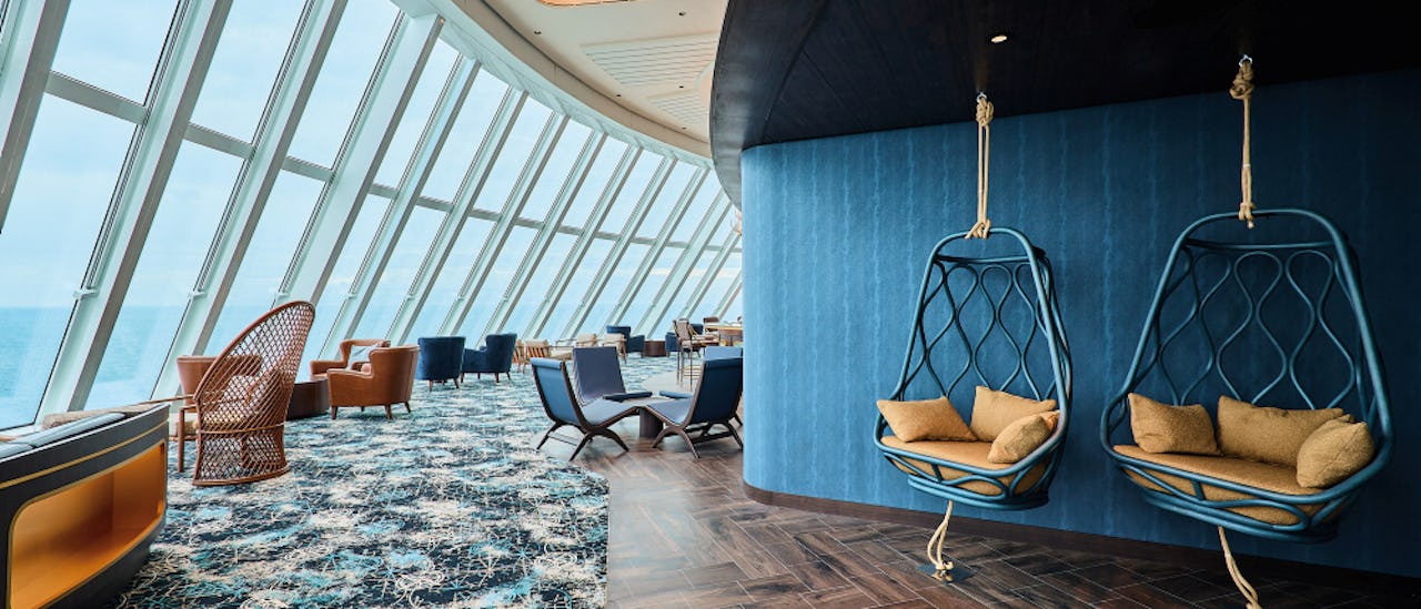 Relax in a laid-back, maritime atmosphere at the 'Captain's Bar