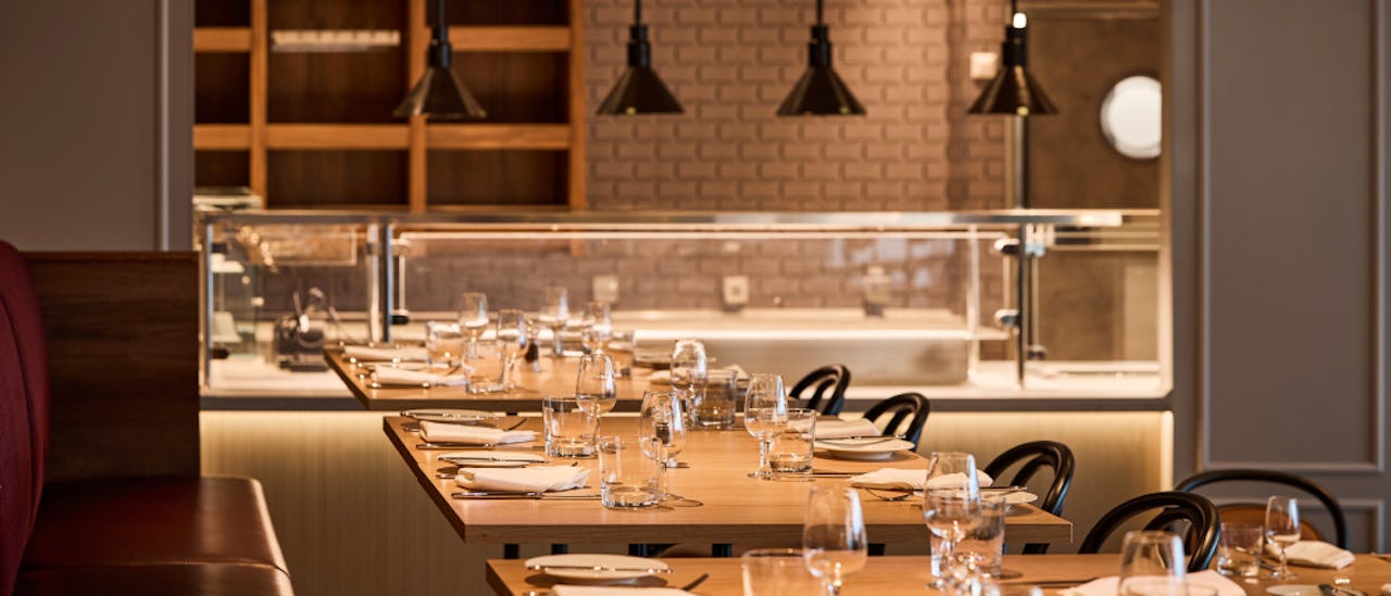 Sur Mer Bistrot er en fransk bistro med typisk parisisk caféstemning