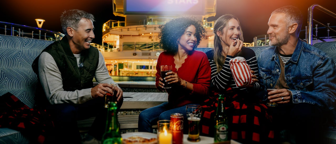 "Movies Under the Stars" er en biografoplevelse ved poolen under åben himmel