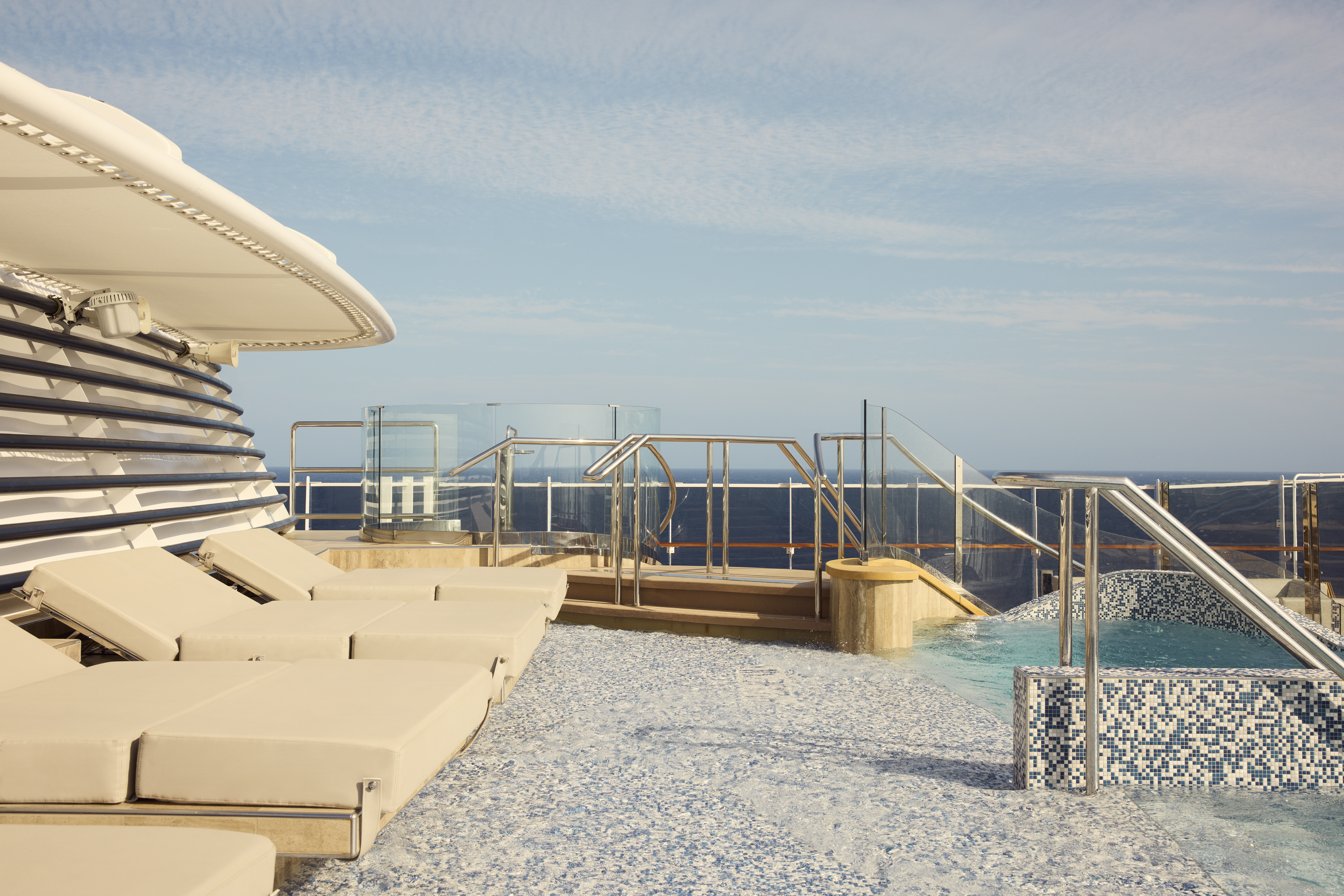 Atoll Pool & Bar - en intim pool med en afslappende atmosfære