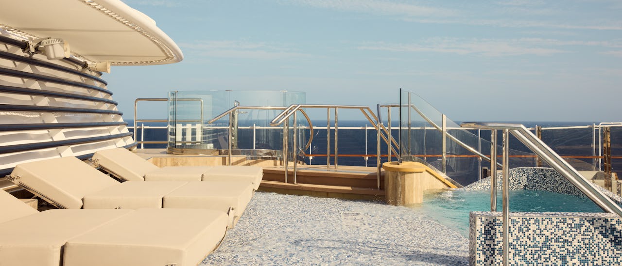 Atoll Pool & Bar - en intim pool med en afslappende atmosfære