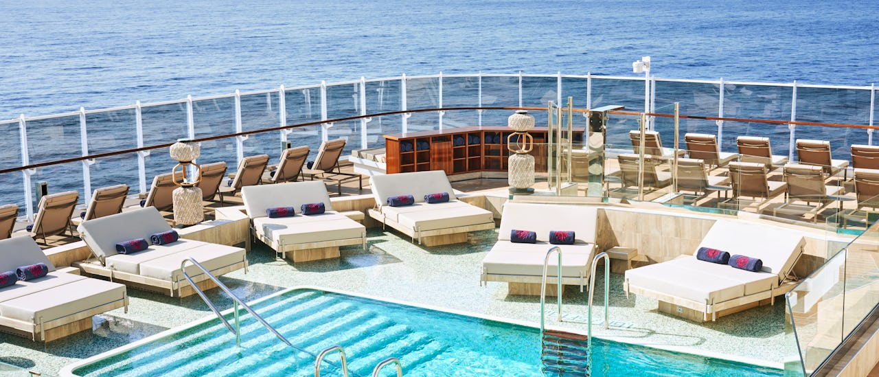 Atoll Pool & Bar - en intim pool med en afslappende atmosfære