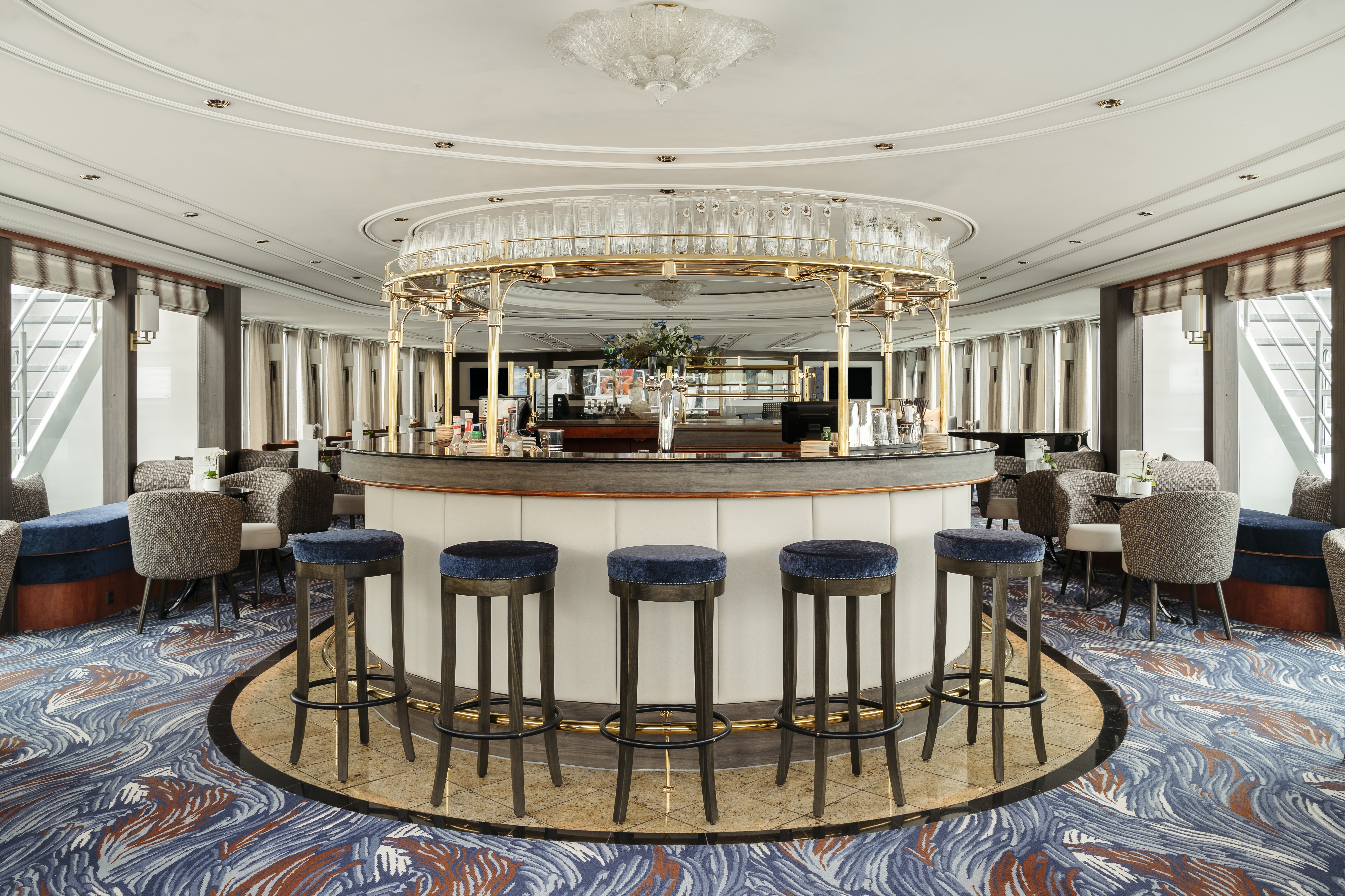 Nyd det forbipasserende landskab mens du sipper til en drink i panoramaloungen