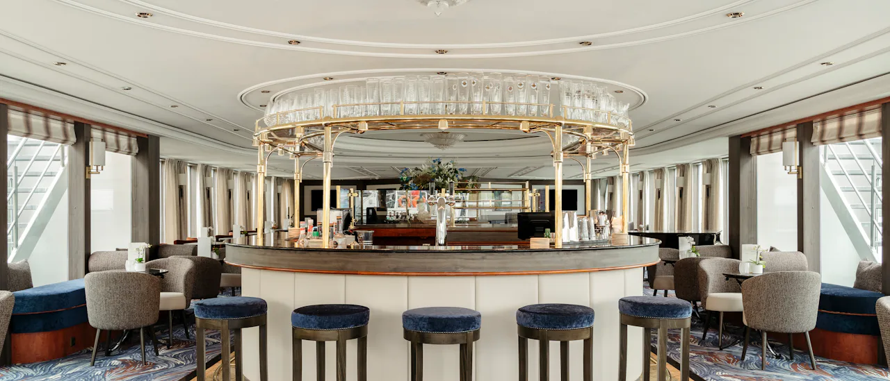 Nyd det forbipasserende landskab mens du sipper til en drink i panoramaloungen