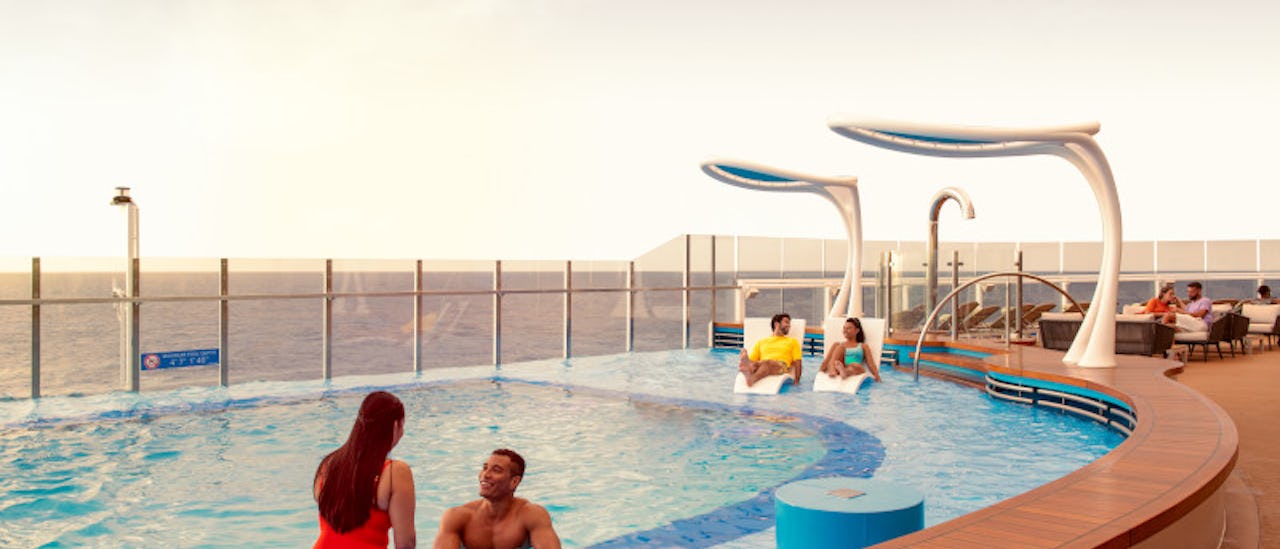 Afslapning på pooldækket