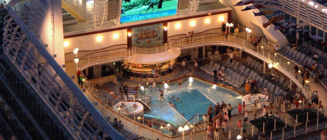 Se film under stjernerne på pooldækket