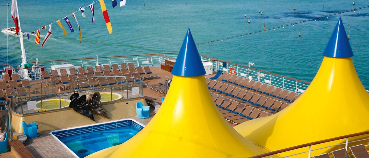 Poolen agter er forbeholdt voksne.