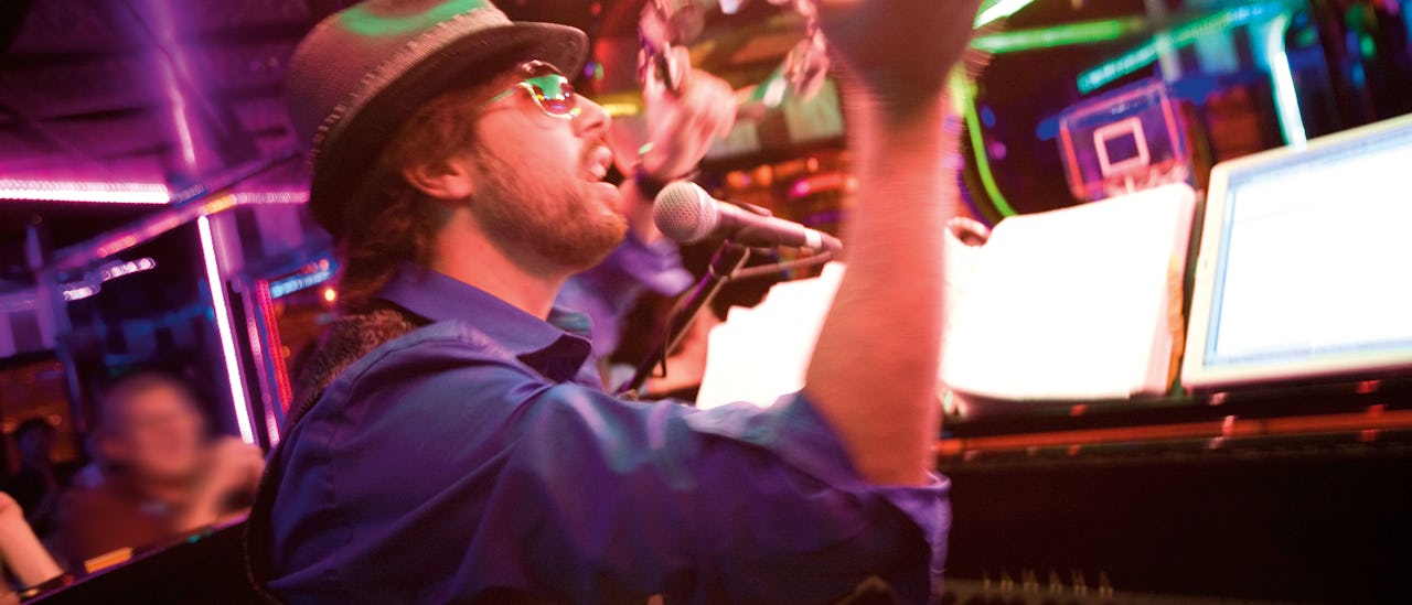 Høj atmosfære i pianobaren.