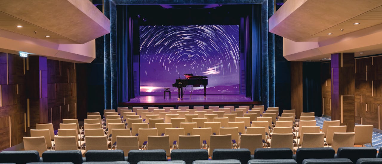 Schaubühne Theatre ombord byder på førsteklasses underholdning med et varieret program.