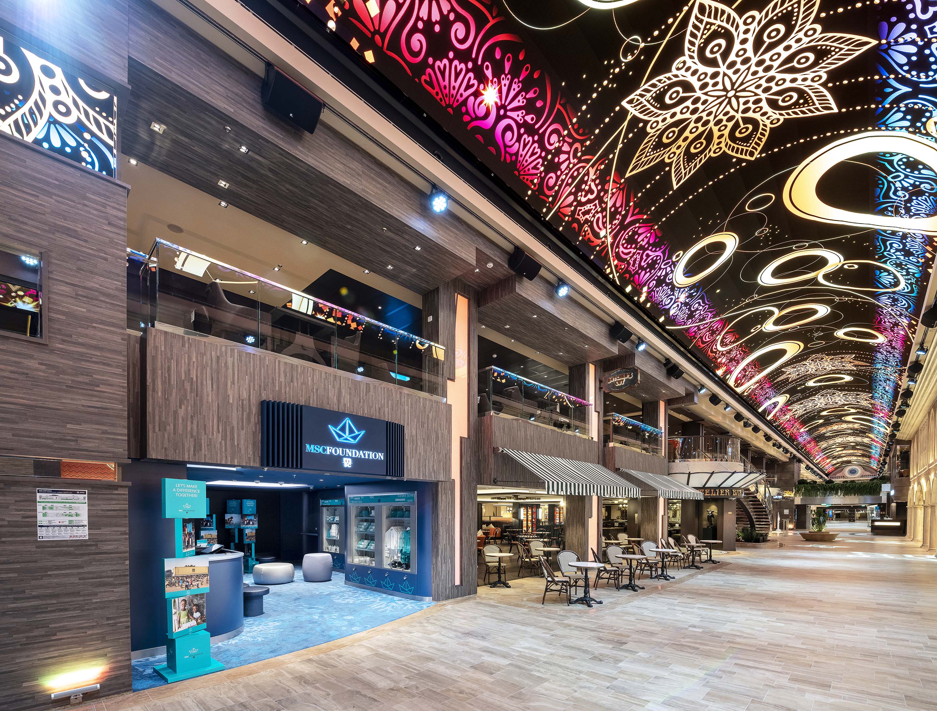 Promenaden har den længste og mest spektakulære LED-kuppel til søs med både hoved- og specialrestauranter samt mange butikker.