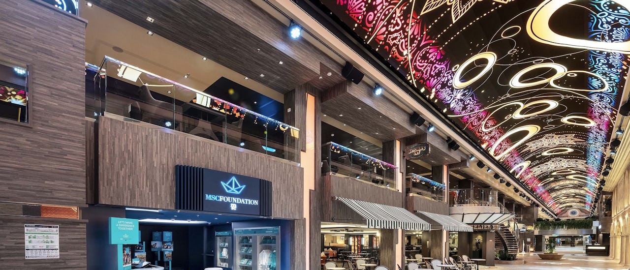 Promenaden har den længste og mest spektakulære LED-kuppel til søs med både hoved- og specialrestauranter samt mange butikker.