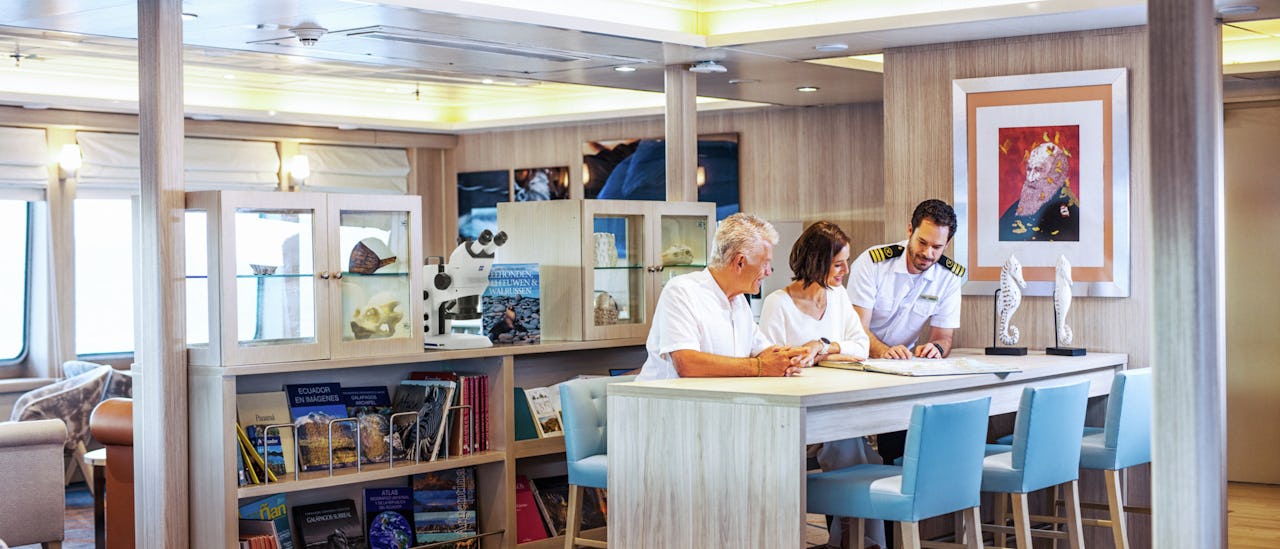 The Science Corner inkluderer et glasskab, et mikroskop og en samling knogler, et perfekt sted at lære om vores videnskabelige aktiviteter.