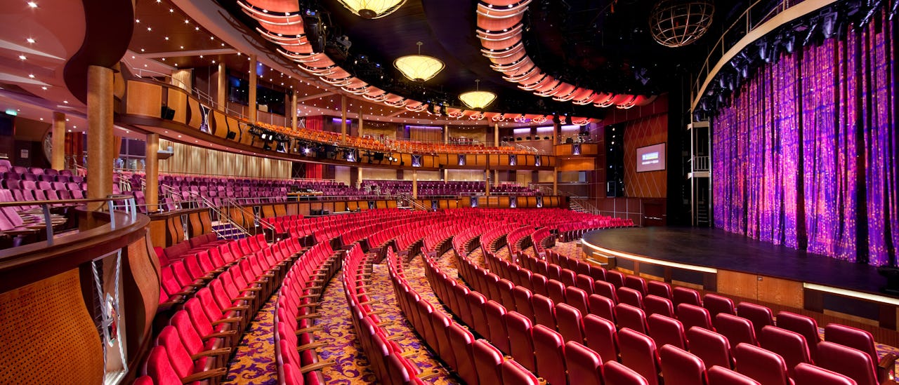 Sæt dig ned i en af ??de 1394 komfortable stole i teatret.