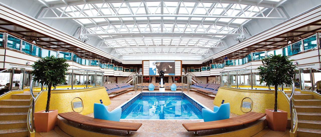 Den indendørs pool med tag, der kan åbnes