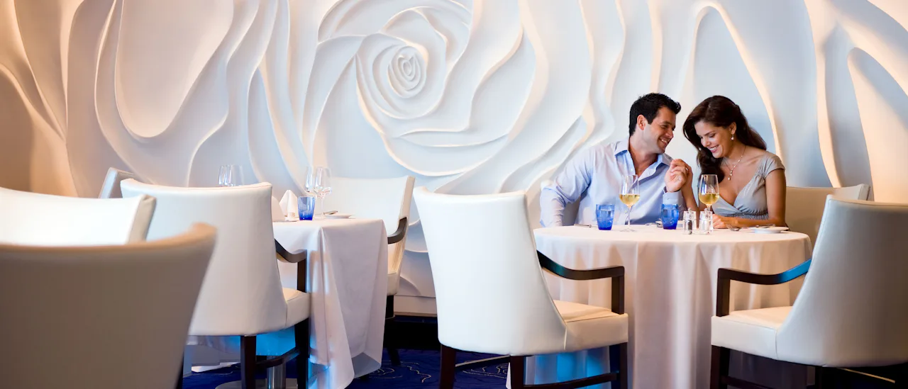 Blu Restaurant er eksklusiv for indkvartering i en Aqua klasse hytte. Blu serverer sund gourmetmad.