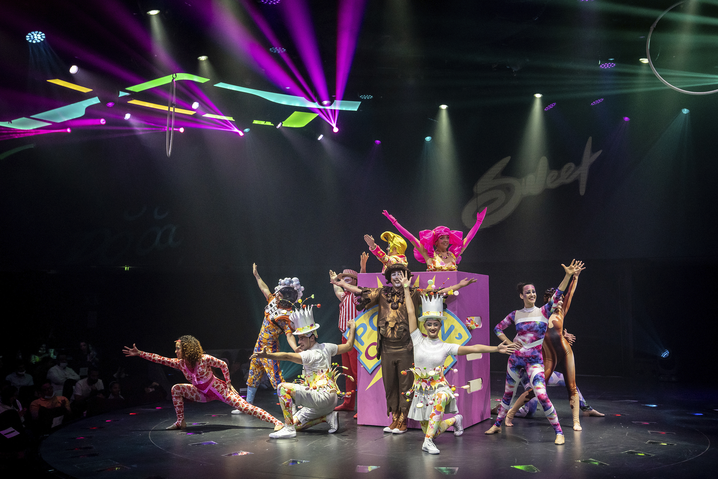 I panoramaloungen agterud bydes der på show med Carousel Productions at Sea