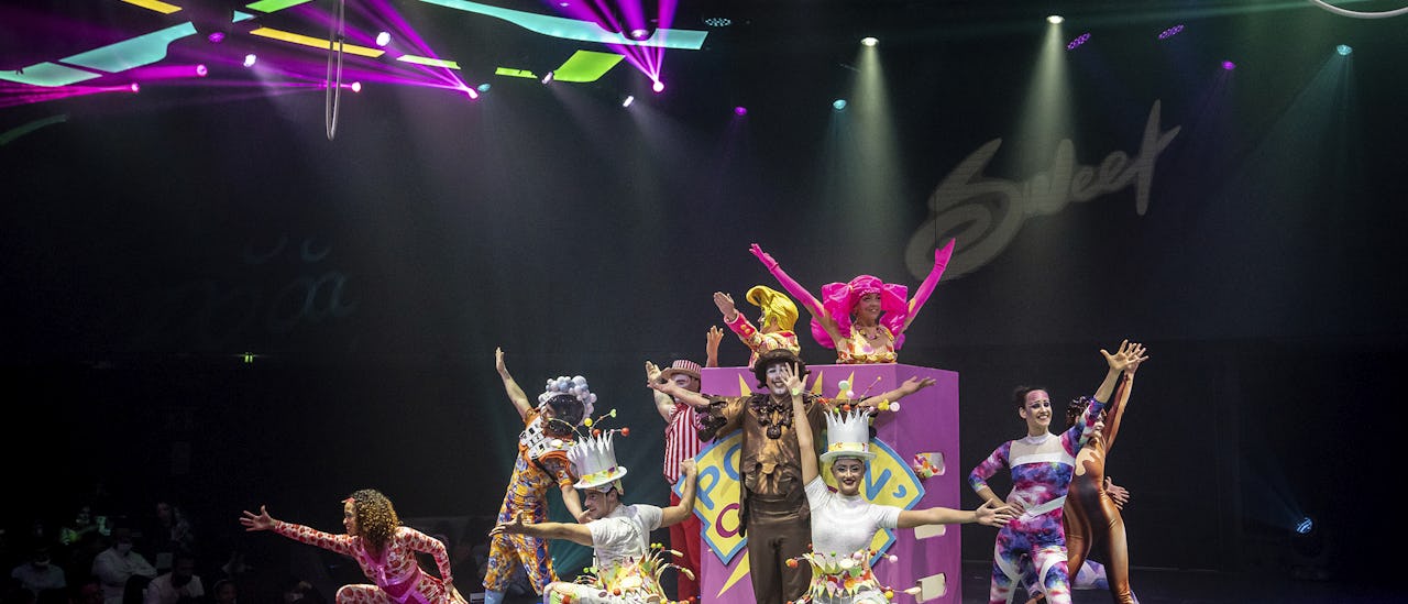 I panoramaloungen agterud bydes der på show med Carousel Productions at Sea