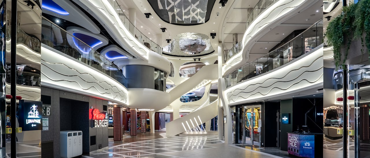 Gå en tur gennem den indendørs promenade med den ikoniske LED Dome-skærm