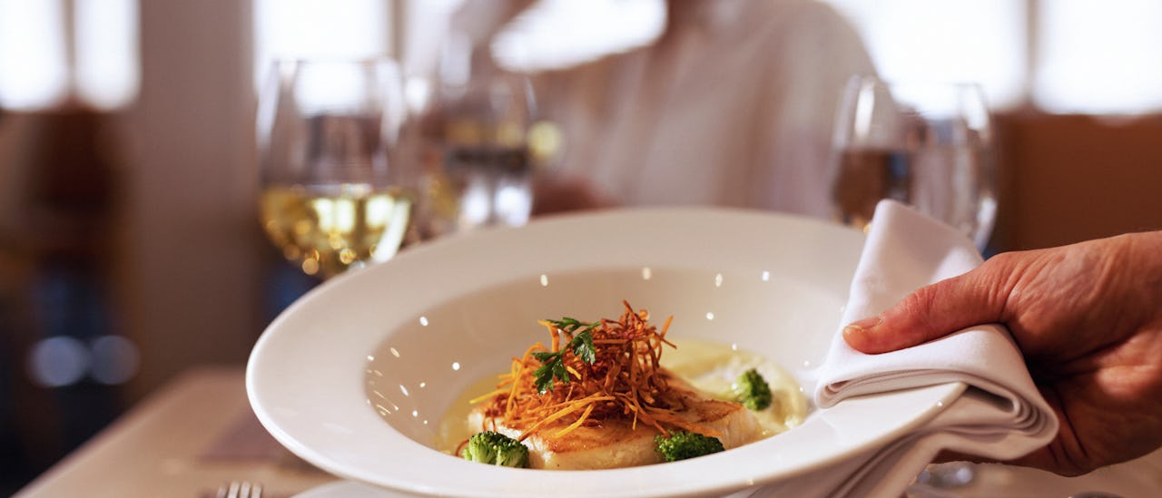 Køkkenteamet bruger lokale og økologiske råvarer i alle retter.