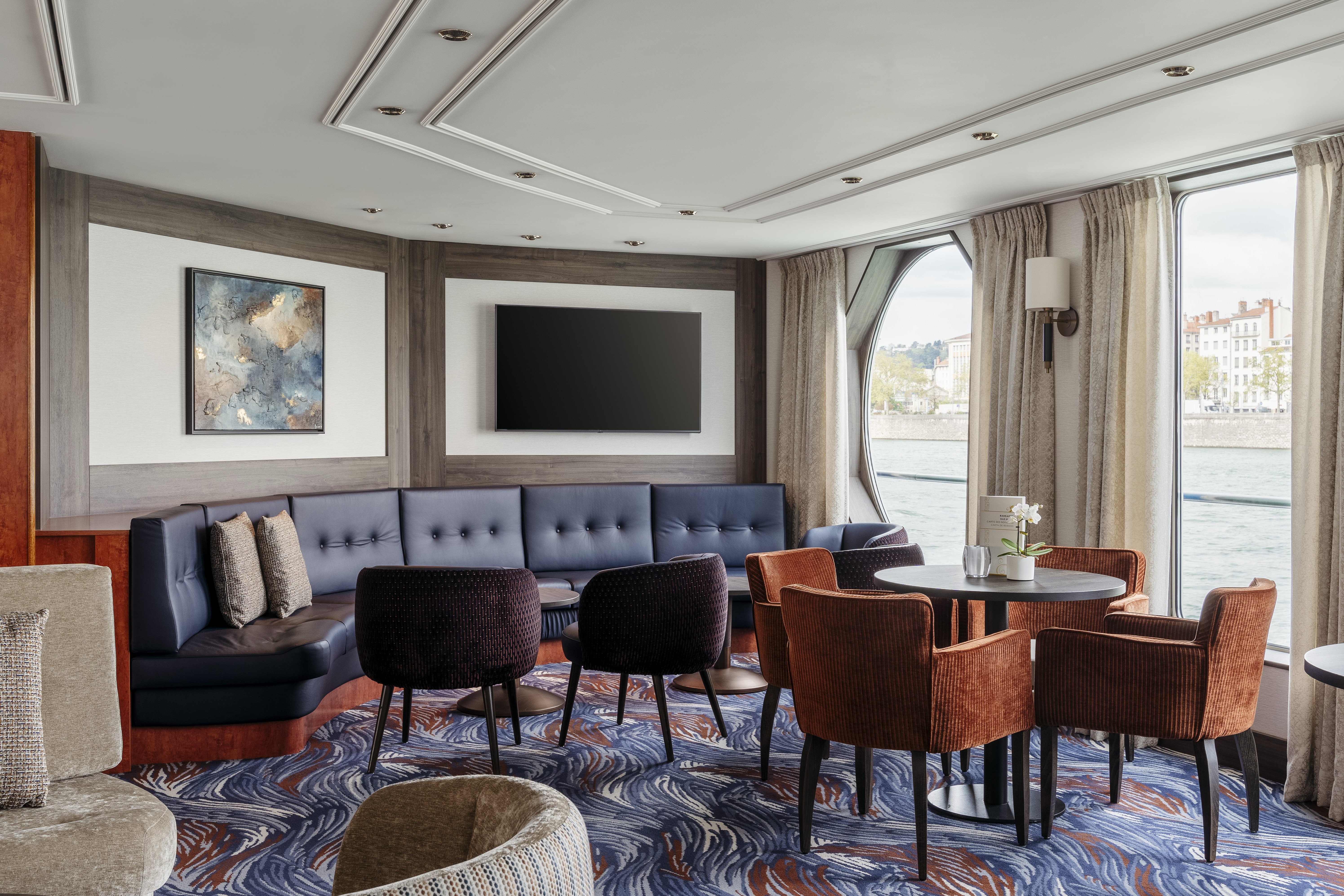 Nyd det forbipasserende landskab mens du sipper til en drink i panoramaloungen