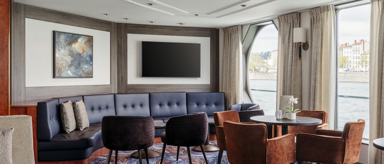 Nyd det forbipasserende landskab mens du sipper til en drink i panoramaloungen