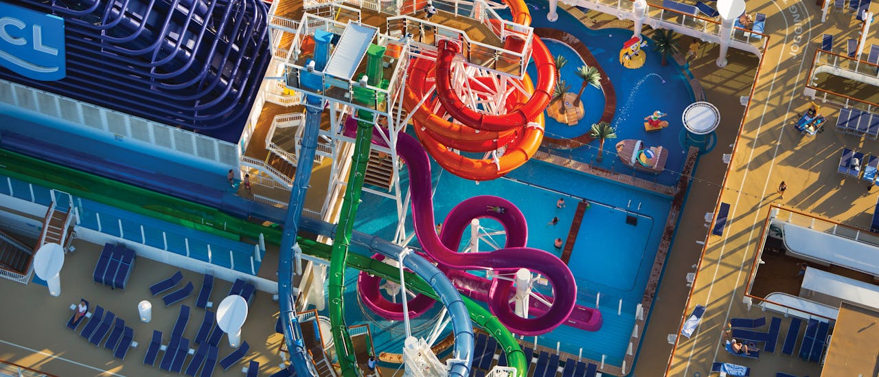 3 vandrutsjebaner højt over pooldækket