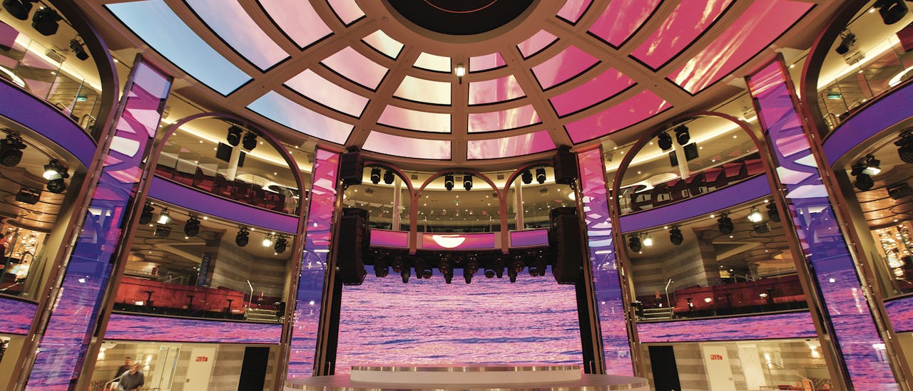 Colosseo er hjertet af skibet, hvor der altid sker noget. Her findes forskellige forestillinger