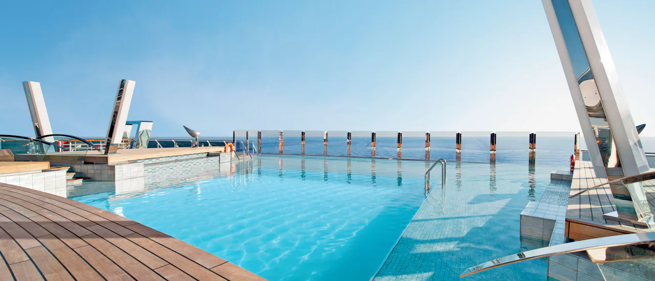 Längst bak finns en infinity-pool