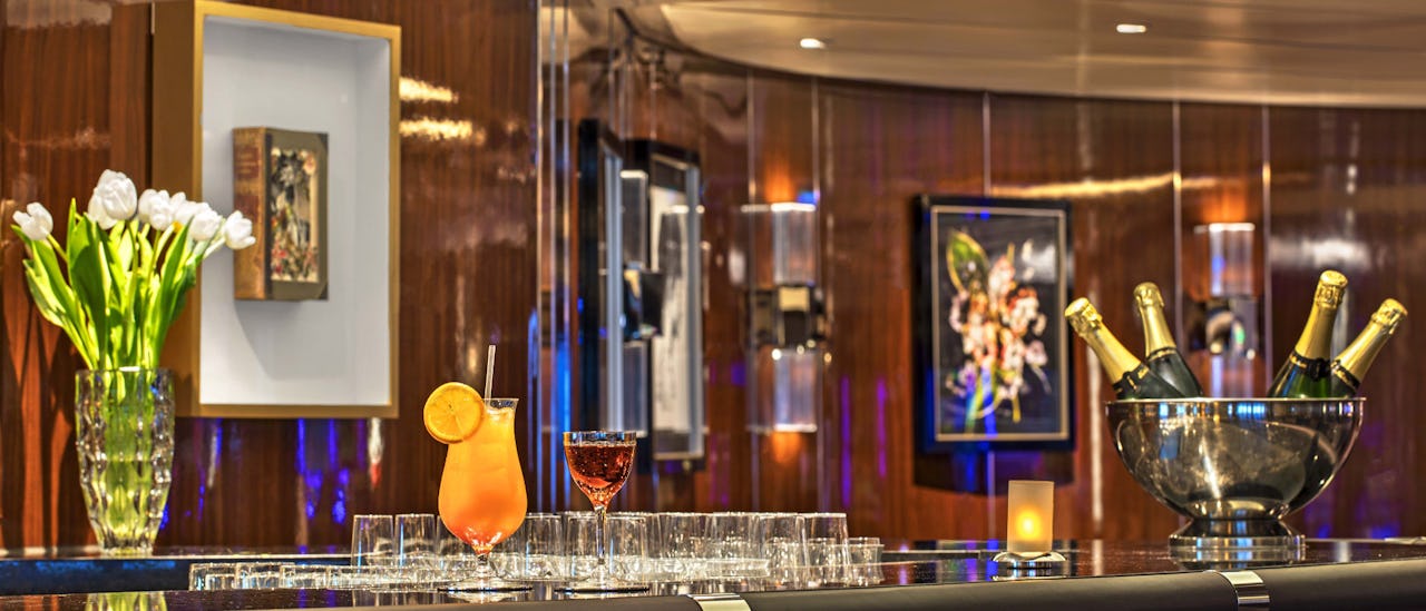 Sky Bar er stedet for at nyde en opfriskande, tropisk drink!