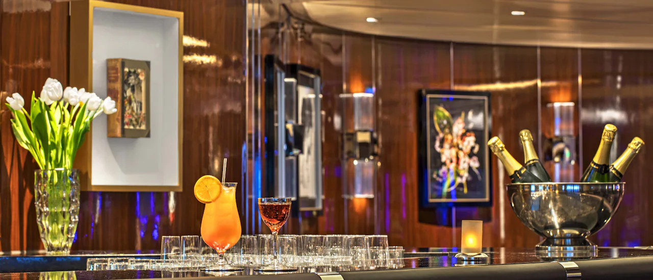 Sky Bar er stedet for at nyde en opfriskande, tropisk drink!
