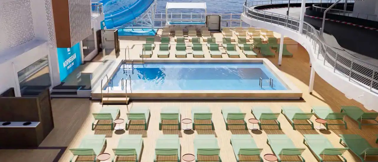 Aqua Park og hovedpoolen.