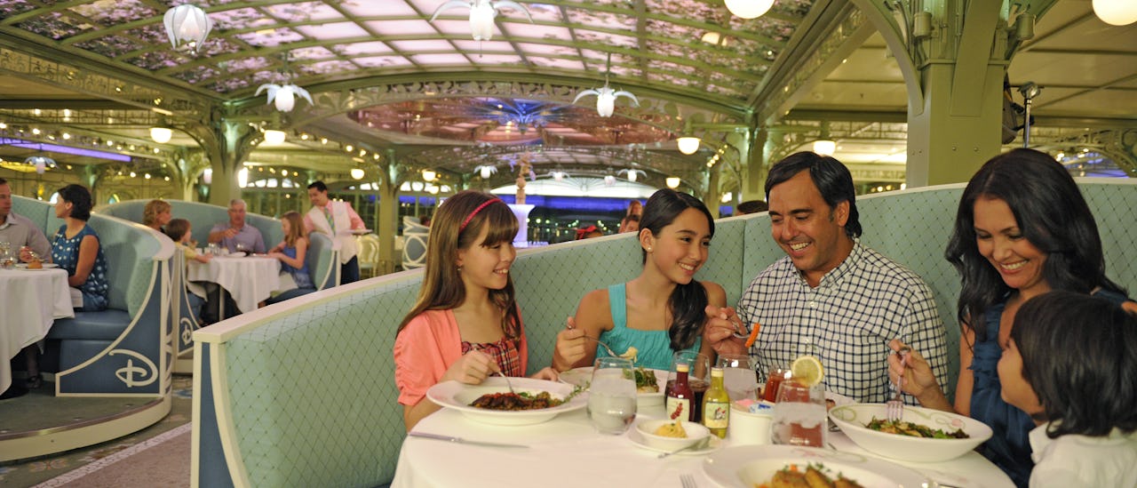 Enchanted Garden serverer morgenmad, frokost og middag